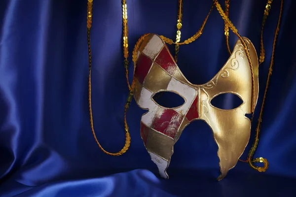 金威尼斯面具蓝色丝绸背景 — 图库照片