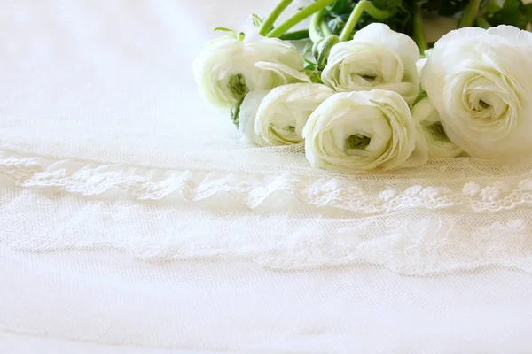 Arka plan beyaz hassas dantel kumaş — Stok fotoğraf