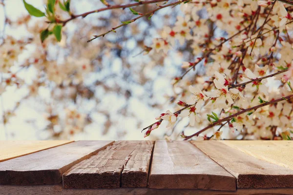 Houten tafel voorjaar kersenbloesem boom — Stockfoto