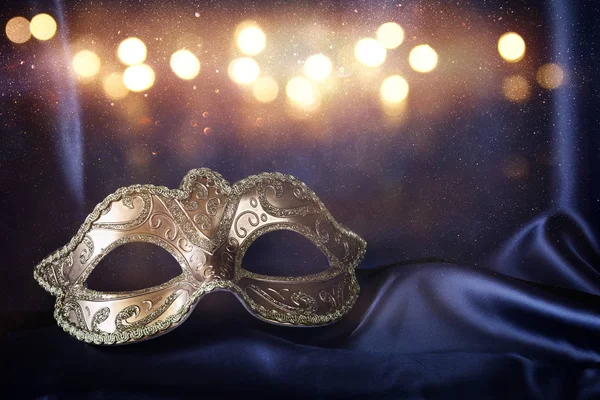 Venezianische Goldmaske auf blauem Seidenhintergrund — Stockfoto