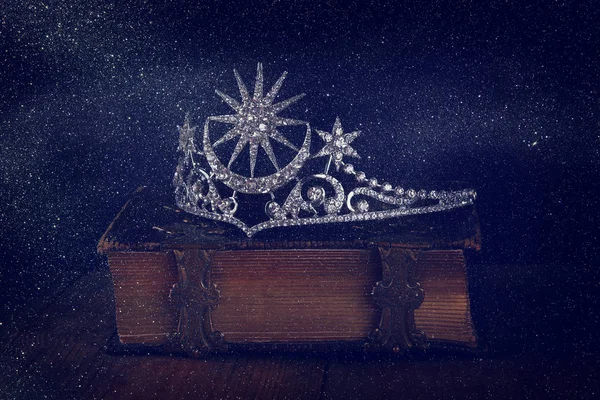 Low-Key-Bild der schönen Diamant Königin Krone — Stockfoto