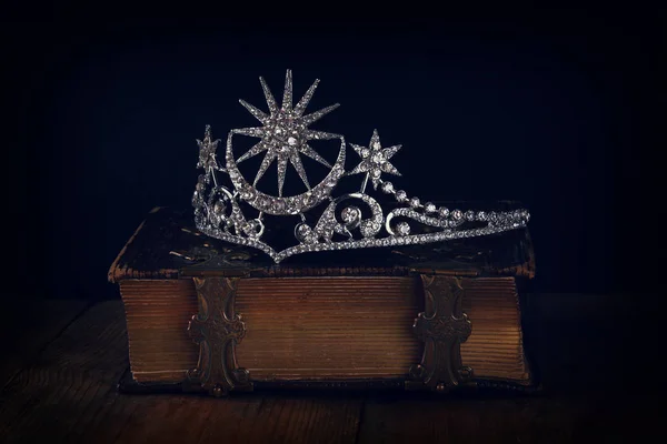 Imagem chave baixa de bela coroa rainha diamante — Fotografia de Stock