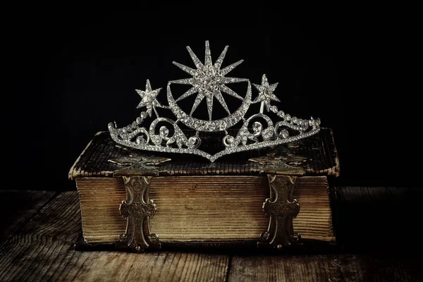 Low key of beautiful diamond queen crown — Stock Photo, Image