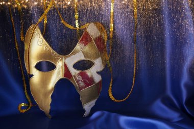 Mavi ipek zemin üzerine altın Venedik Maske
