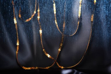 Altın ışıltı payetler ile mavi ipek arka plan