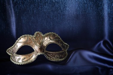 Mavi ipek zemin üzerine altın Venedik Maske