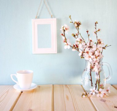 bahar beyaz çiçekleri yanında kahve