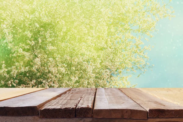 Trä bord framför våren cherry blossom träd — Stockfoto
