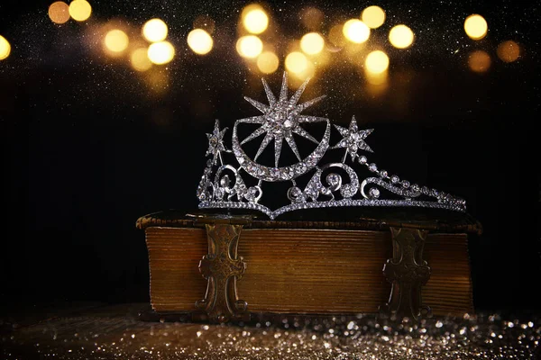 Diamante rainha coroa no livro velho — Fotografia de Stock