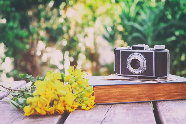 Viejo libro y cámara de fotos vintage — Foto de Stock