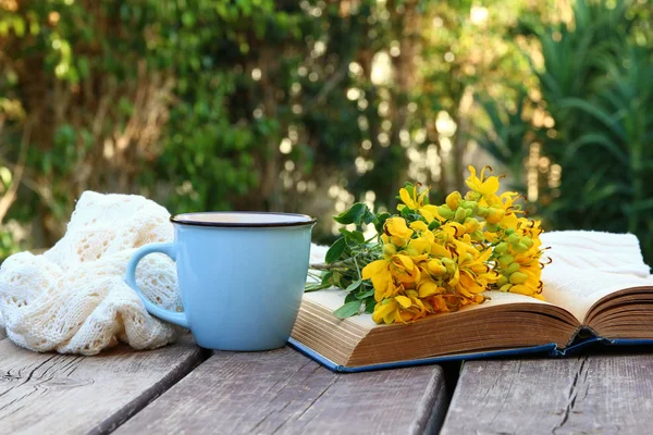 eski kitap, kahve yanındaki alan çiçek