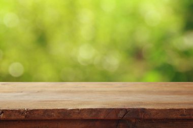 Yeşil arka plan önünde boş tablo