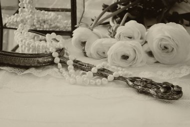 hassas dantel kumaş, el ayna ve beyaz çiçekler