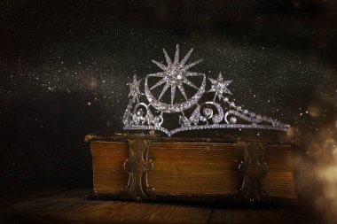 elmas Kraliçe tacı eski kitap