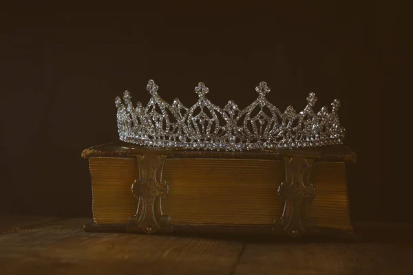 Koruna královna Diamond na staré knihy — Stock fotografie