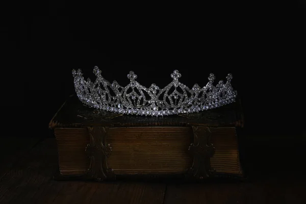 오래 된 책에 다이아몬드 퀸 크라운 — 스톡 사진