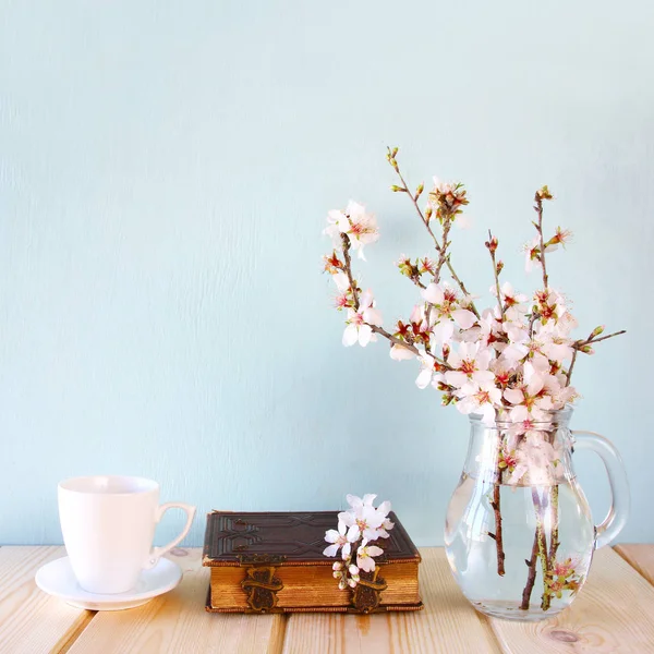 Taza de café junto a las flores blancas de primavera — Foto de Stock