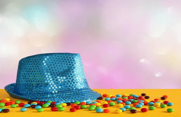Mavi parlak parti şapka — Stok fotoğraf