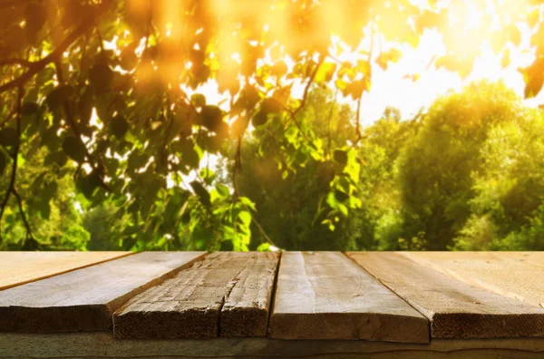 Empty table in front of dreamy countryside background — Stock Photo, Image