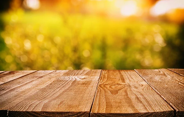 Table rustique vide devant un fond abstrait — Photo