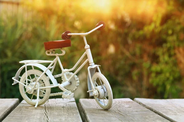 Vintage fiets speelgoed wachten buiten in de tuin — Stockfoto