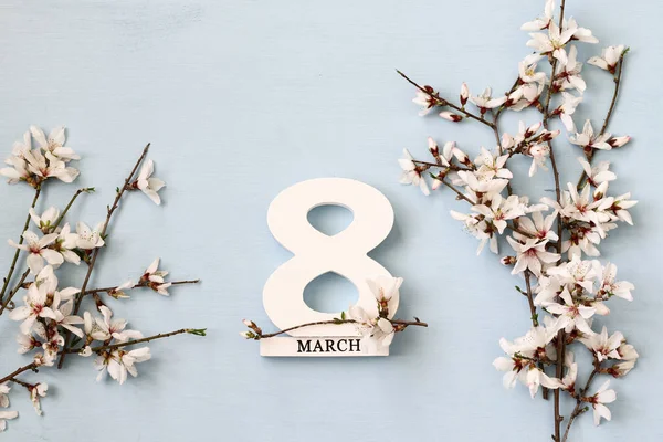 国際女性の日のコンセプトです。桜の木と日付 — ストック写真