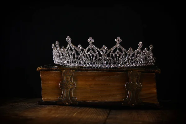 Llave baja de la corona de la reina del diamante en libro viejo — Foto de Stock