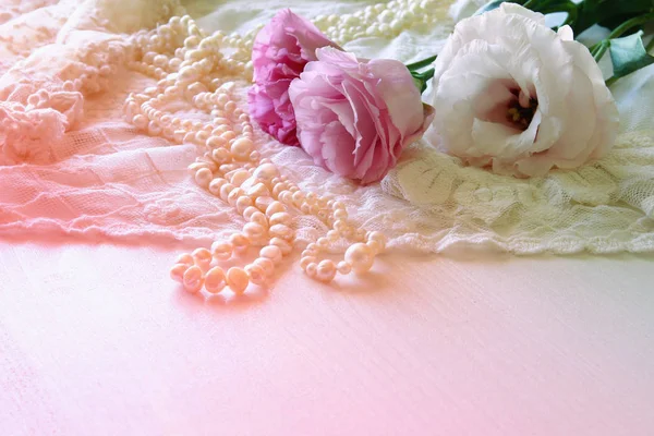 Branco delicado tecido de renda e flores brancas — Fotografia de Stock