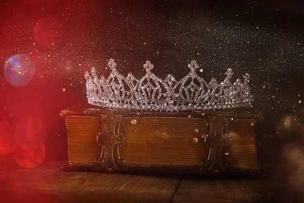 Low key of diamond queen crown on old book — Stock Photo, Image