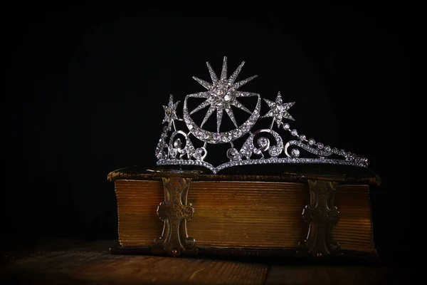 낮은 키 다이아몬드의 오래 된 책에 퀸 크라운 — 스톡 사진