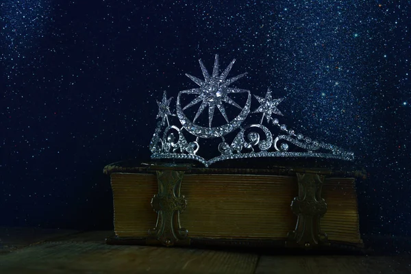 Lage sleutel van diamanten kroon van de koningin op oude boek — Stockfoto
