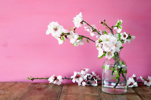 Frühlingsstrauß aus Kirschbaumzweigen — Stockfoto