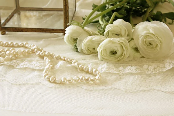 Tissu de dentelle délicate blanche et fleurs — Photo