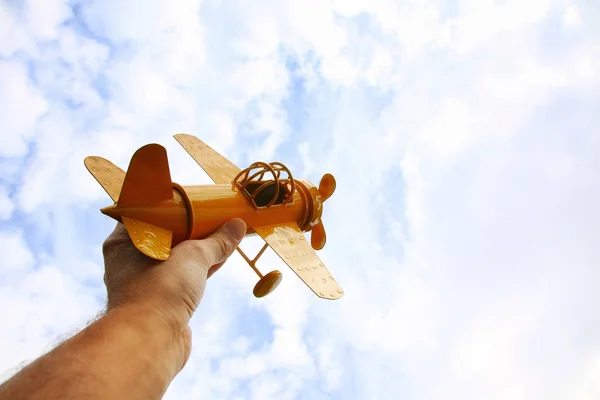 Foto de cerca de la mano del hombre sosteniendo el avión de juguete — Foto de Stock