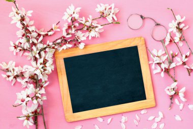 kiraz çiçekleri ağaç ve yazı tahtası