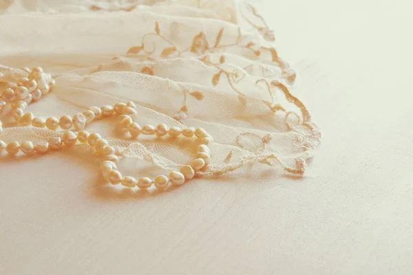 Sfondo in delicato tessuto di pizzo bianco e perle . — Foto Stock