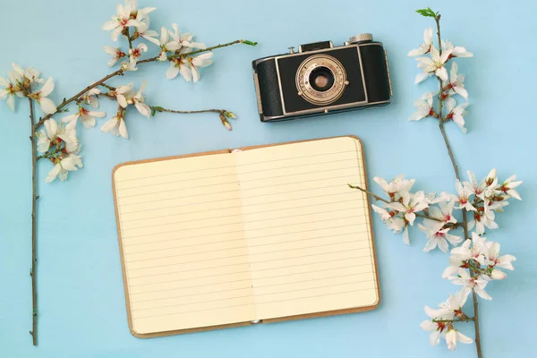 Árbol de flores de cerezo, cuaderno en blanco abierto y cámara vieja —  Fotos de Stock