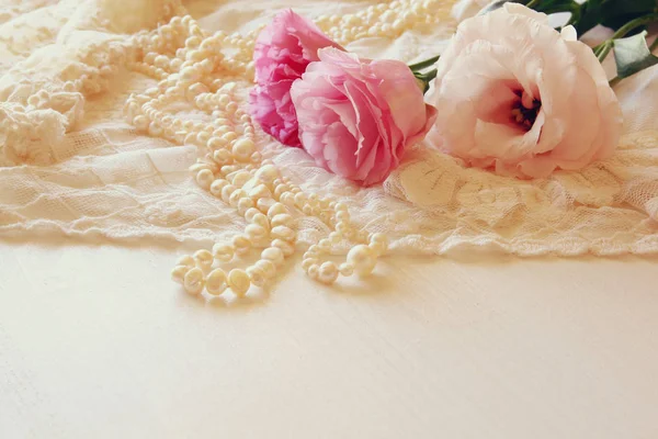 Tissu dentelle délicate blanche et fleurs blanches — Photo