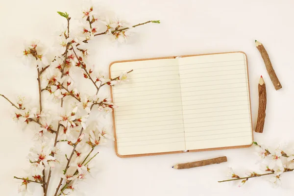 Våren vit körsbär blommar trädet och öppna anteckningsboken — Stockfoto