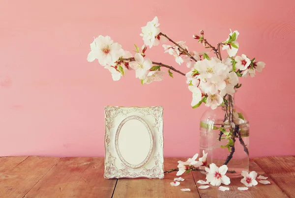 Marco de fotos en blanco vintage junto a flores de primavera — Foto de Stock