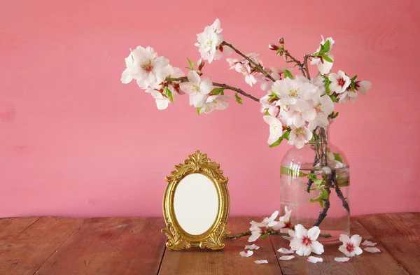 Marco de fotos en blanco vintage junto a flores de primavera — Foto de Stock