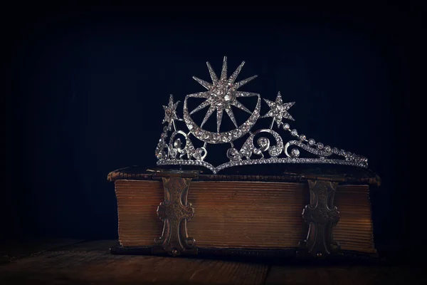 Chave baixa de diamante rainha coroa no livro velho — Fotografia de Stock
