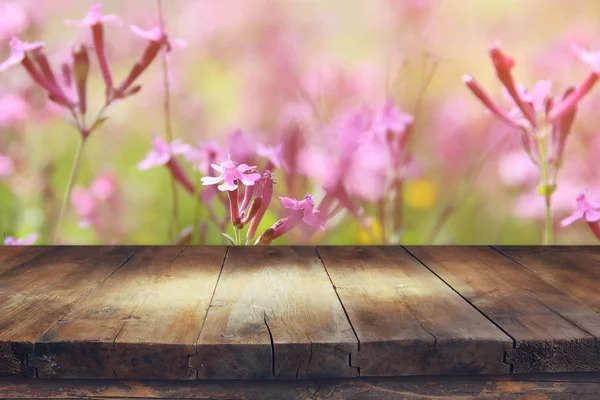 Table vide devant le fond des fleurs des champs de printemps — Photo