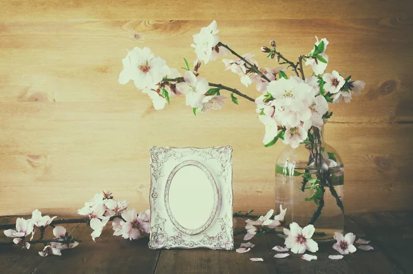 Винтажная пустая рамка рядом с весенними цветами — стоковое фото