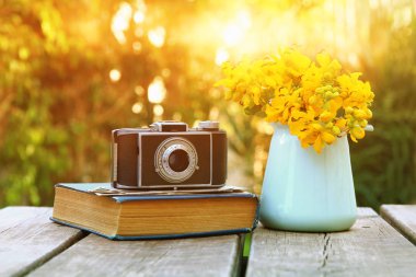 eski kitap, vintage fotoğraf makinesi yanında alan çiçek
