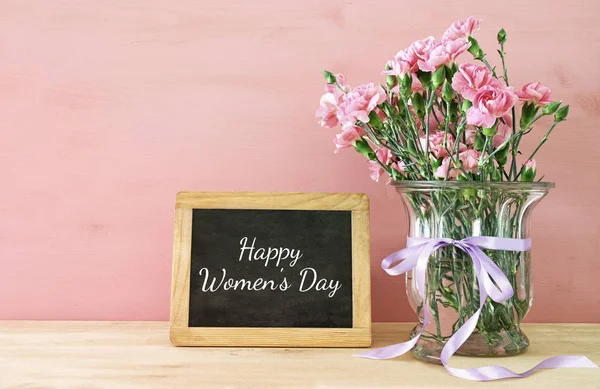 Concepto del Día Internacional de la Mujer. Ramo de flores de clavel — Foto de Stock