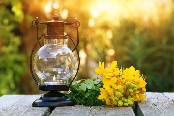 Vintage orientalische Laterne und gelbe Frühlingsblumen — Stockfoto