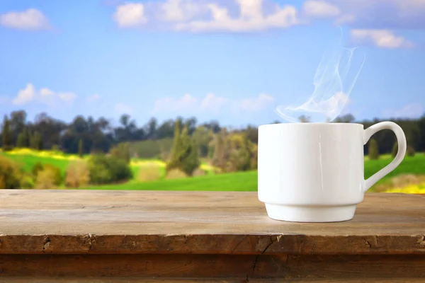 La taza del café la mesa de madera — Foto de Stock