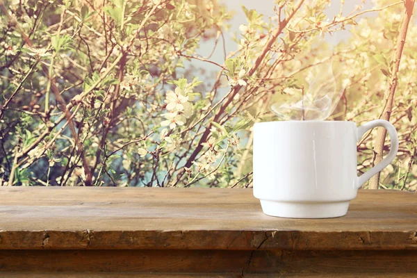 La taza del café la mesa de madera — Foto de Stock
