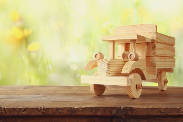 Vecchio giocattolo di legno camion auto — Foto Stock